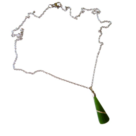 Greenstone Wedge-shaped pendant 3.2cm with silver thread - Image 3